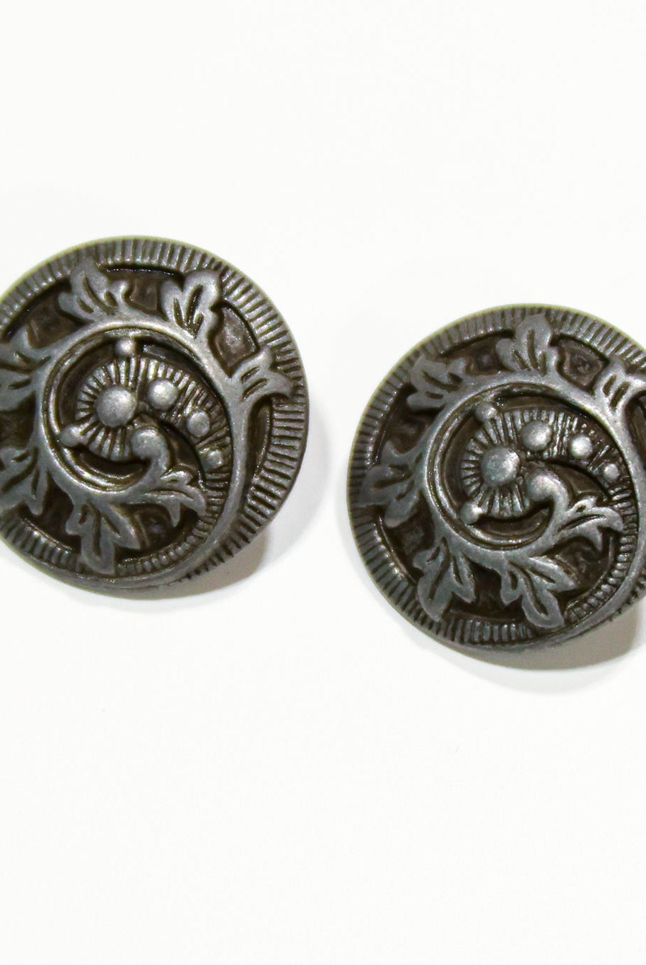Antique Nickel Vines & Leaves Metal Shank Buttons. 32L (20mm / 13/16"). Set of 6 - Boho Fabrics - Buttons & Snaps
