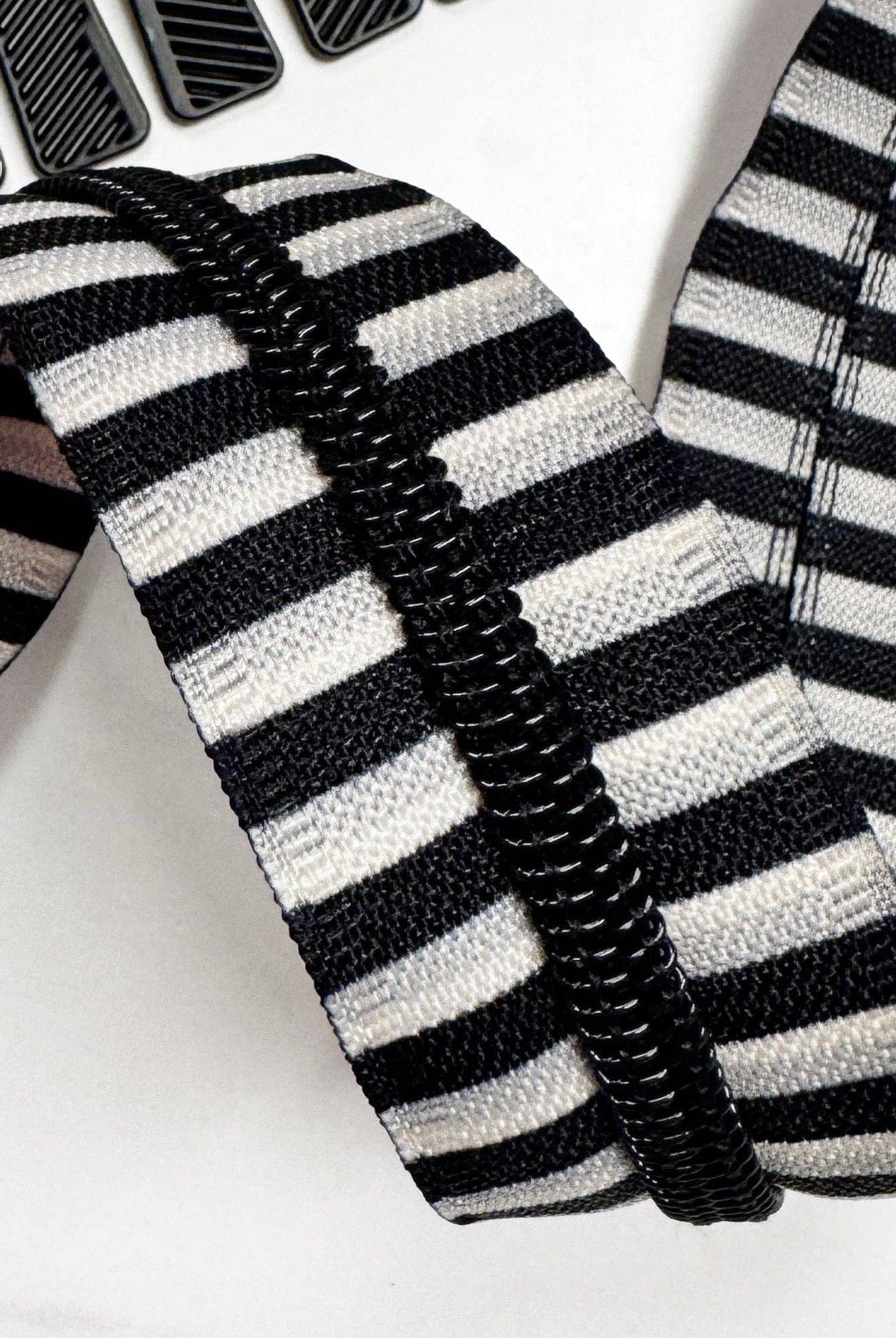 Black and White Bold Stripes Zipper Tape 5 Nylon - 3 Yards - Boho Fabrics - Zippers