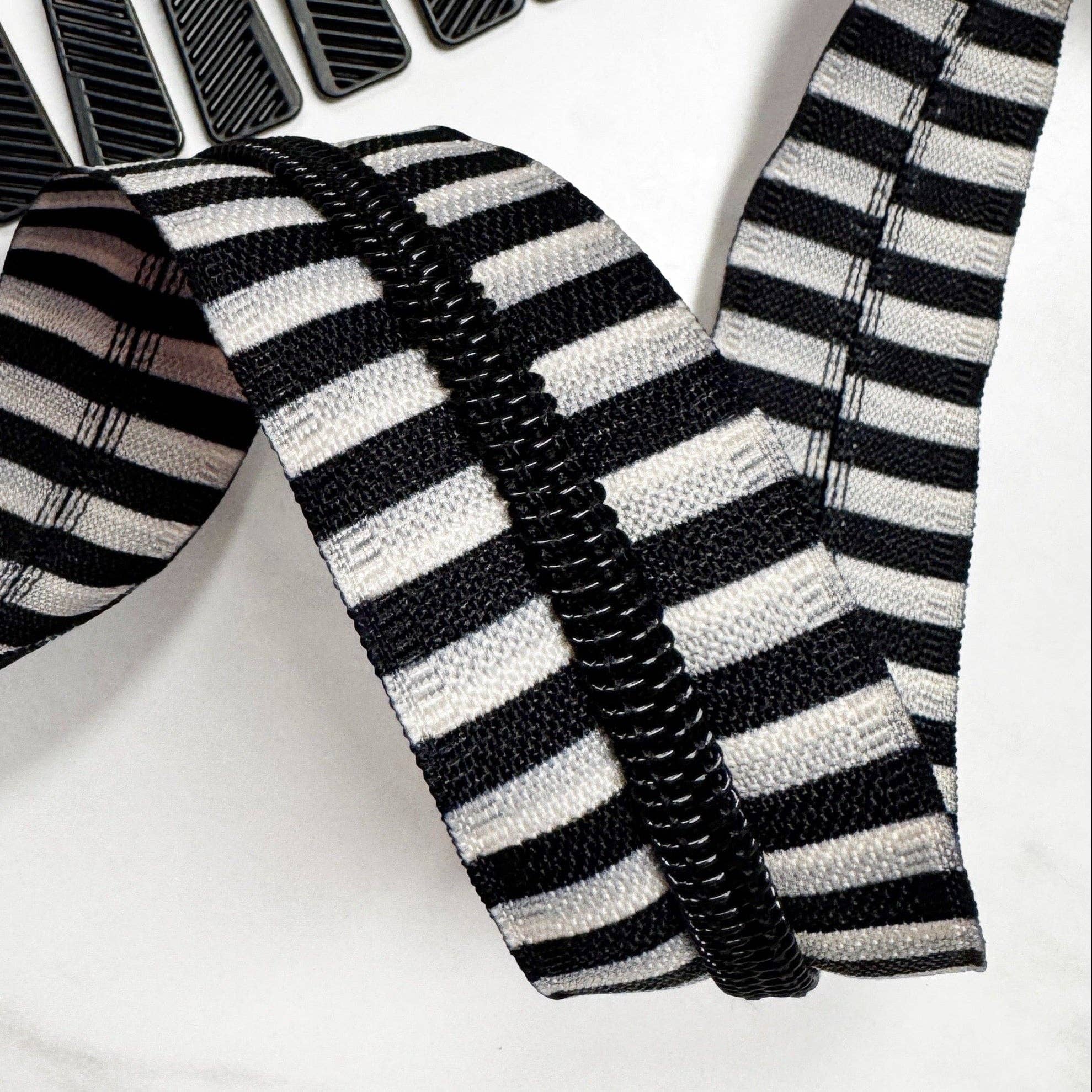 Black and White Bold Stripes Zipper Tape 5 Nylon - 3 Yards - Boho Fabrics - Zippers