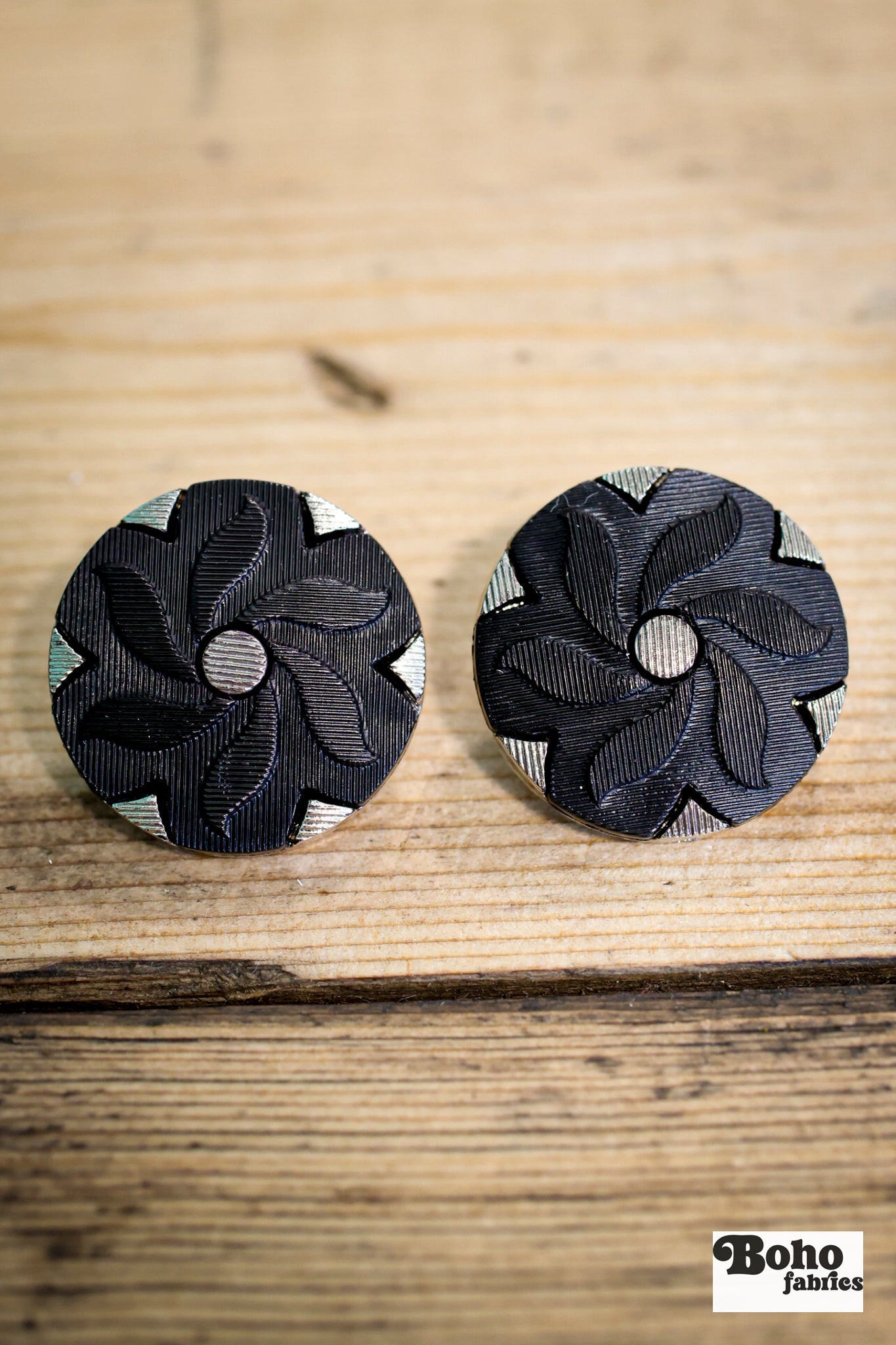 Black Floral Pinwheel on Silver Plastic Shank Button. Available in 17.8mm (28L), 21.6mm (34L) and 25.4mm (40L) - Boho Fabrics - Buttons & Snaps