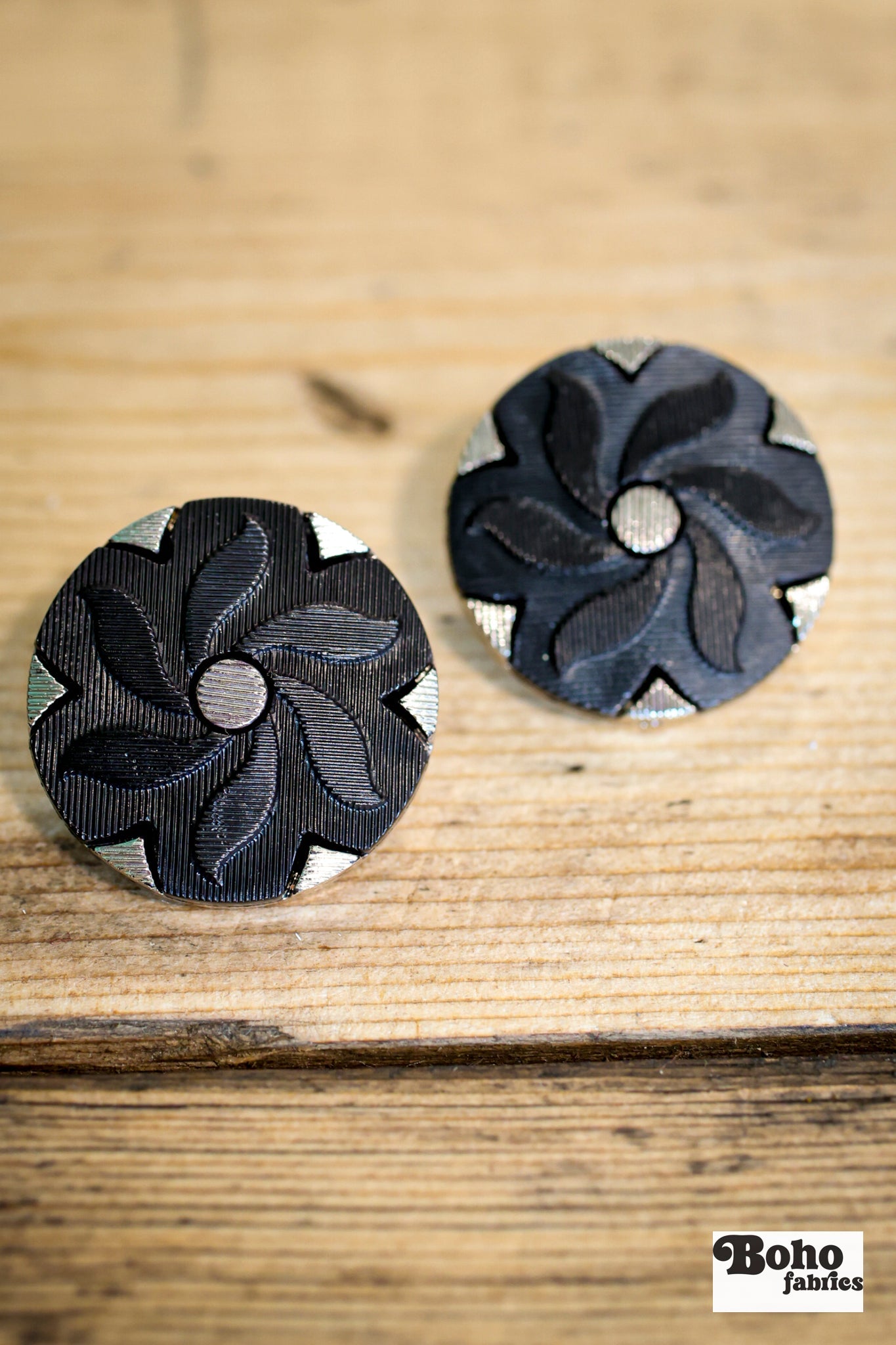 Black Floral Pinwheel on Silver Plastic Shank Button. Available in 17.8mm (28L), 21.6mm (34L) and 25.4mm (40L) - Boho Fabrics - Buttons & Snaps