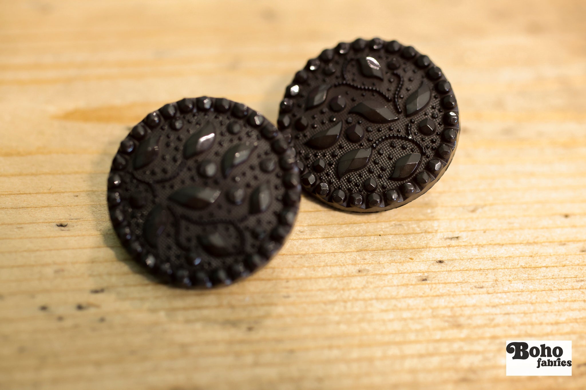 Brown Sprinkled Spring Leaves Plastic Shank Button. Available in 15mm (24L), 20mm (32L), 23mm (36L) and 28mm (44L) - Boho Fabrics - Buttons & Snaps