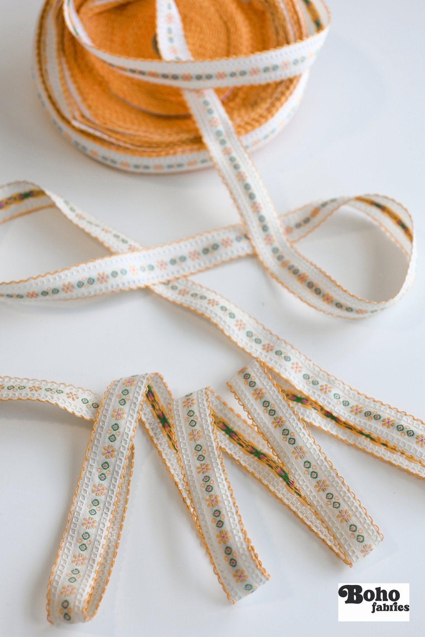 Daisy Chain in Yellow Sunshine Colorway. Vintage Floral Ribbon with Scalloped Edge, 7/8" TRIM - 073 - Boho Fabrics - Trims
