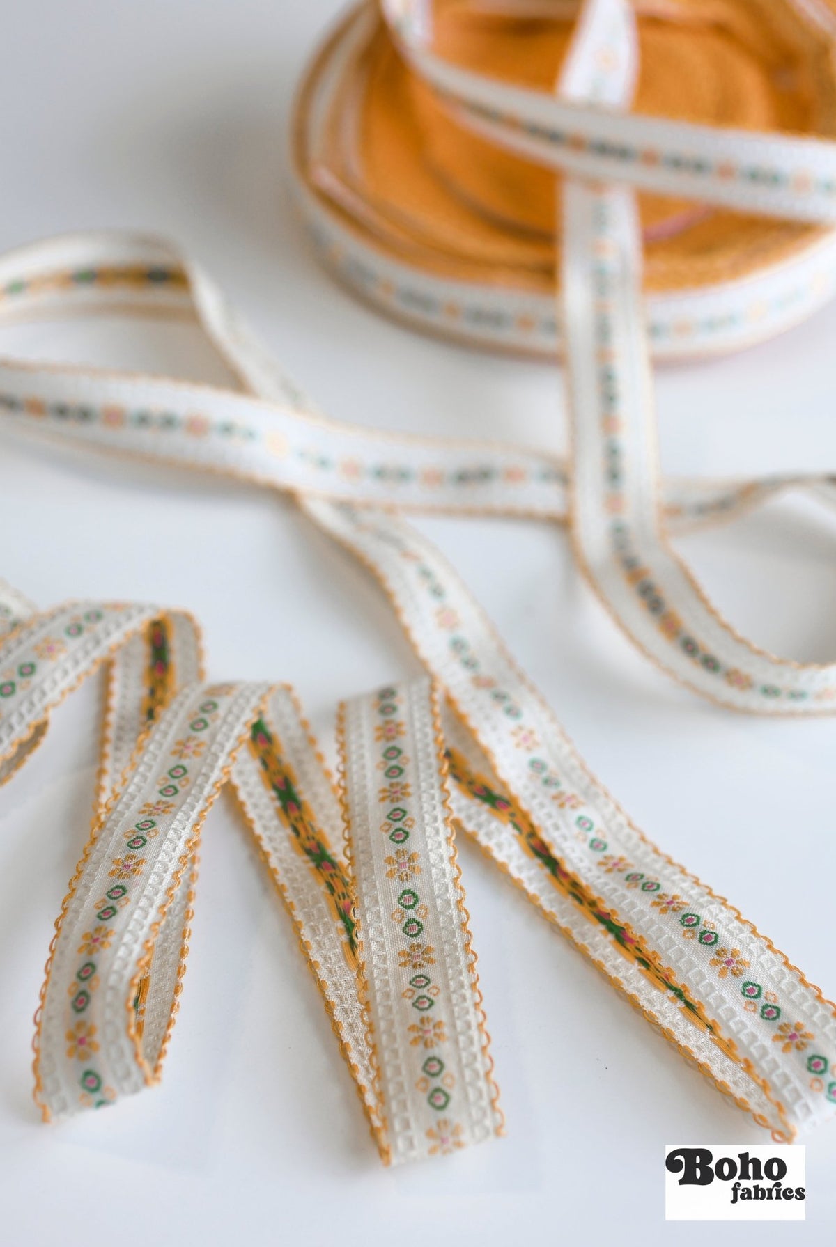 Daisy Chain in Yellow Sunshine Colorway. Vintage Floral Ribbon with Scalloped Edge, 7/8" TRIM - 073 - Boho Fabrics - Trims