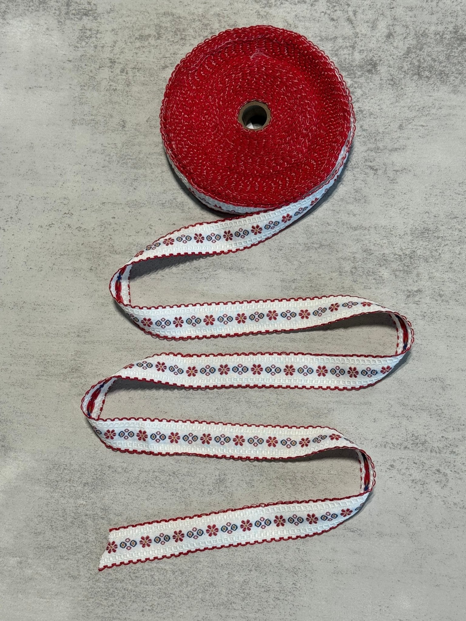 Daisy Chain in Red Colorway. Vintage Floral Ribbon with Scalloped Edge, 7/8" TRIM - 172 - Boho Fabrics - Trims