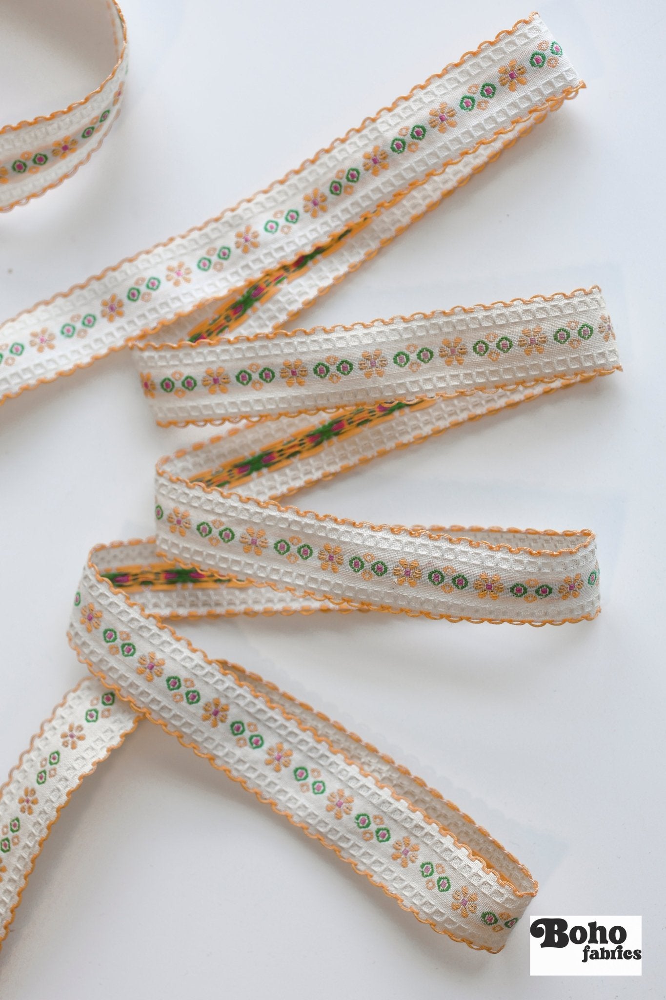 Daisy Chain in Yellow Sunshine Colorway. Vintage Floral Ribbon with Scalloped Edge, 7/8" TRIM - 073 - Boho Fabrics - Trims