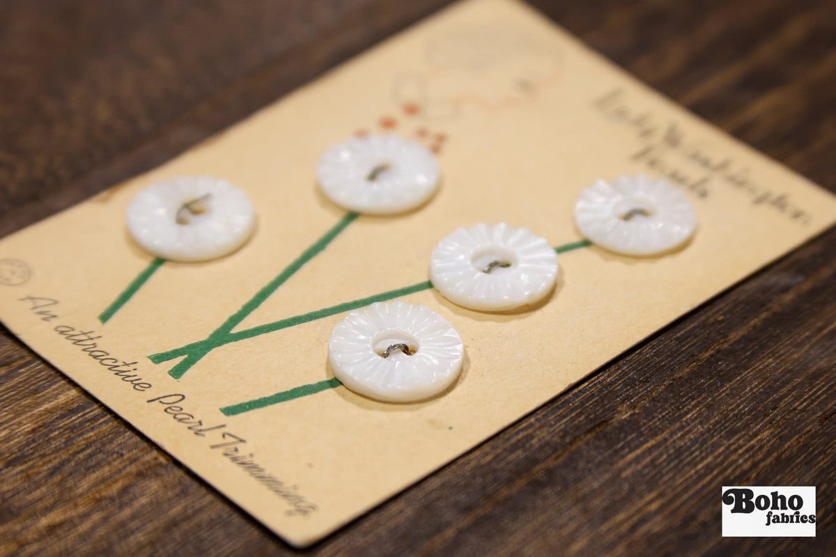 Lady Washington Vintage Mother of Pearl Button Card — 15mm White Buttons, Flower Bouquet Card, 1920's-1930's - Boho Fabrics - Buttons & Snaps